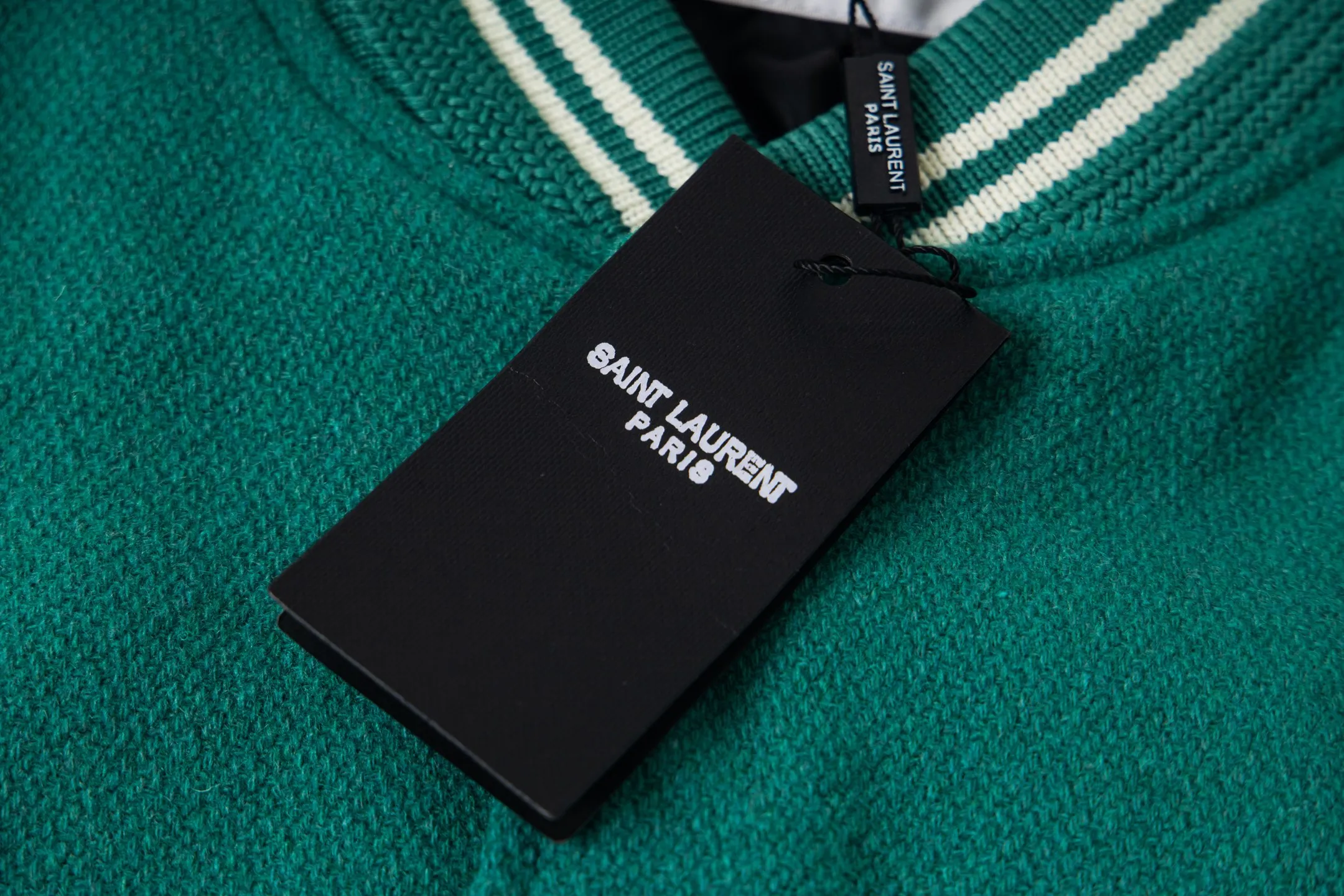 P480 wool version. High version ready in stock. Saint Laurent Paris slp classic leather patchwork black and white baseball collar jacket. The original version is 1:1 to develop the highest version on the Internet. It took 2 months to customize pure wool fabric and jacquard ribbing (ordinary machines cannot achieve this jacquard effect). The version is super handsome. The patchwork position is very particular about parking technology. Whether the whole dress looks good depends on this position 46-48-50-52.